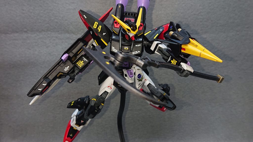 機体No.64:ブリッツストライクhttps://gumpla.jp/eg/2255042EGストライクとブリッツをミキシングした強襲・遊撃型の機体になります💡デュエル、バスターと小隊を組んでの運用を考えており、ブリッツの代名詞であるミラージュコロイド・ステルスシステムを使った強襲や背部大型スラスターの機動力を活かした遊撃と戦況に合わせた運用が可能になっています!もしかしたら4機の中で1番明確な運用方法が考えられているかも知れませんねw最後に作られたということもあり、これまで培ってきたバックパックや肩アーマーの移植方法なんかが詰め込まれています💡特に拘ったのが頭部のマスク部分で、元々のブリッツカラーだと薄紫だったのですが、今回はストライクベースと言うこともあり白くしてみました!缶スプレー塗装で白を塗るのに少し苦手意識があったのですが、パーツが小さかったことも功を奏し上手く塗装することが出来ましたwこの成功体験のおかげでこの後、白で塗装する機会が増えましたね💡