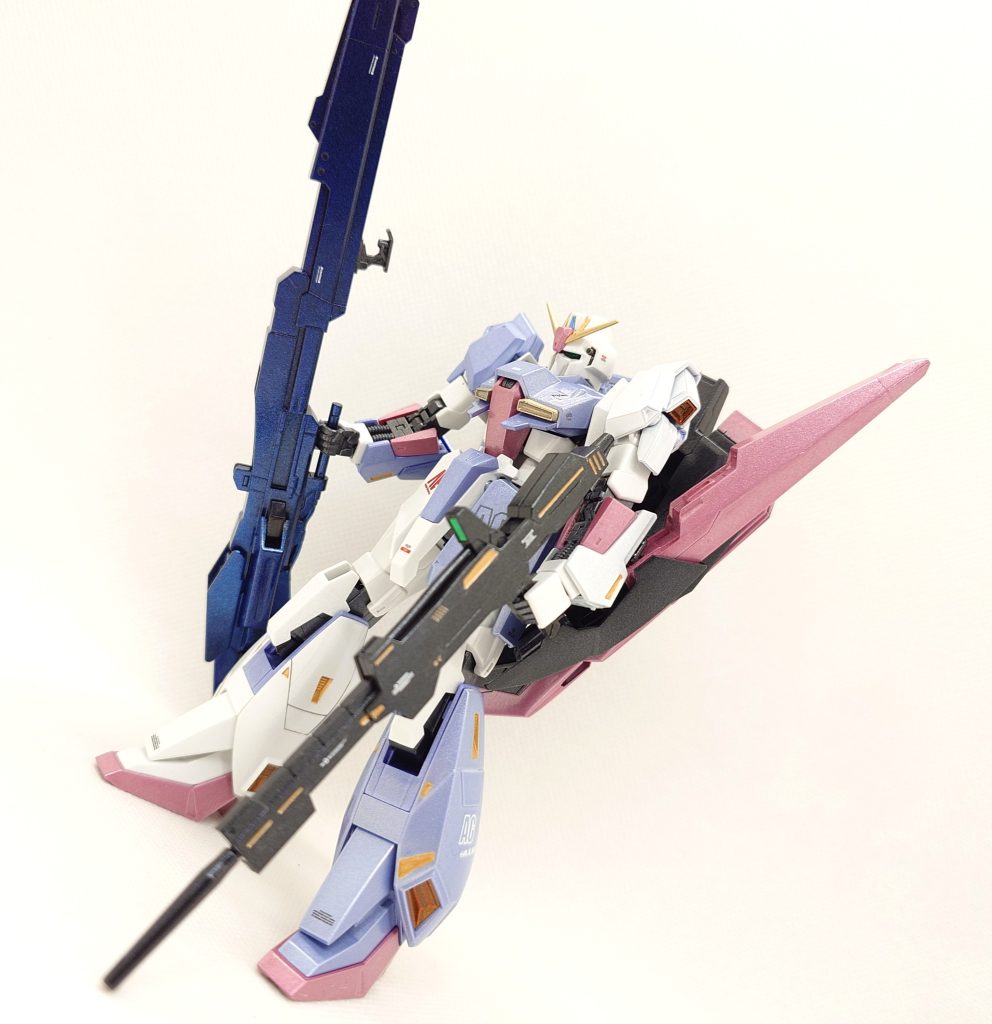 ハイパー・メガ・ランチャーを持たせての一枚。そこを持っちゃいかんと言われるかもしれませんがw丁度良い突起なので持たせてみました(gundam-kao5)
