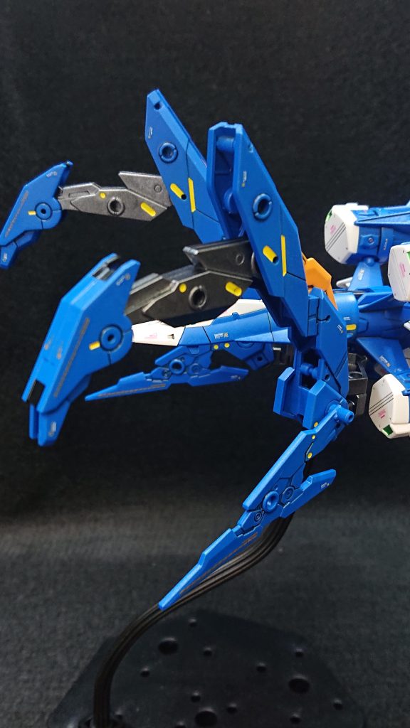 ガンバレルユニットを射出して砲撃戦を行っていると本体が少し手持無沙汰なのではないかと考えましたので、小回りが利くファイターの強みを生かすために近接戦用の装備も追加してみました💡       30MMのマルチウィングなのですが大型のクローに見立てています敵を切断、鹵獲する戦い方をメインに考えていますが、戦闘不能になった仲間を掴んで離脱するなどの使い方が出来ると戦術の幅が広がりますねw