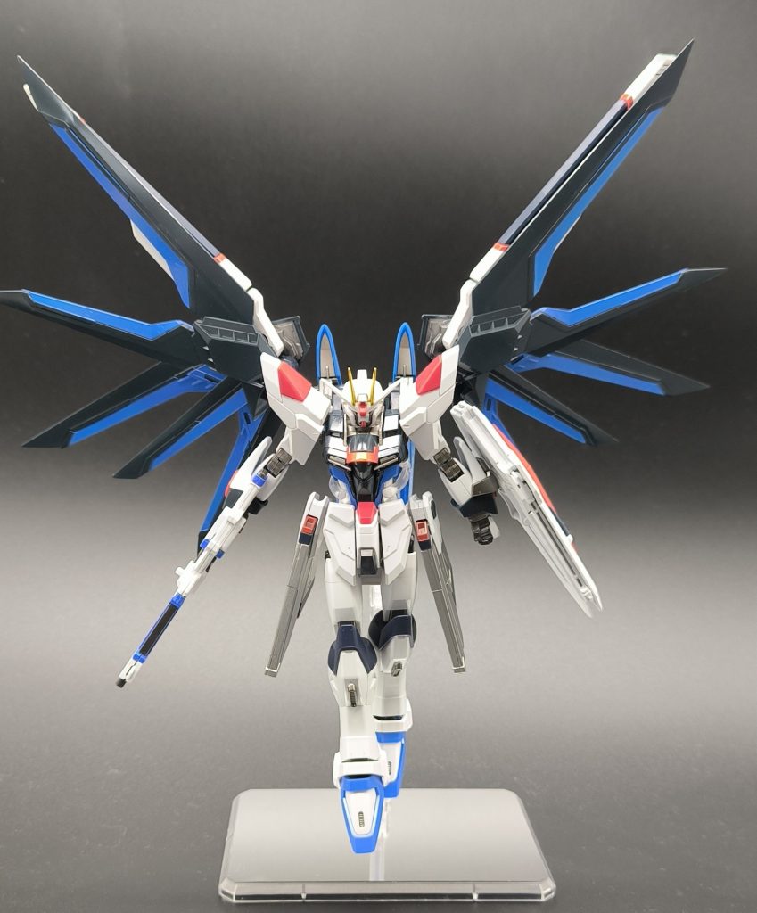 使用したパーツはフリーダム→クスィフィアス、バラエーナ、頭部メットパーツ、くるぶしから下の足ストライクフリーダム→太ももからくるぶしまでの脚部ライジング→ボディ、腕部、ウイング、ライフル、シールド、バラエーナの根本マイティー→フェイスパーツ全般、肩部、二の腕、腕部関節、腰部、股関節、サイドアーマーの接続部です。ストフリ少な!