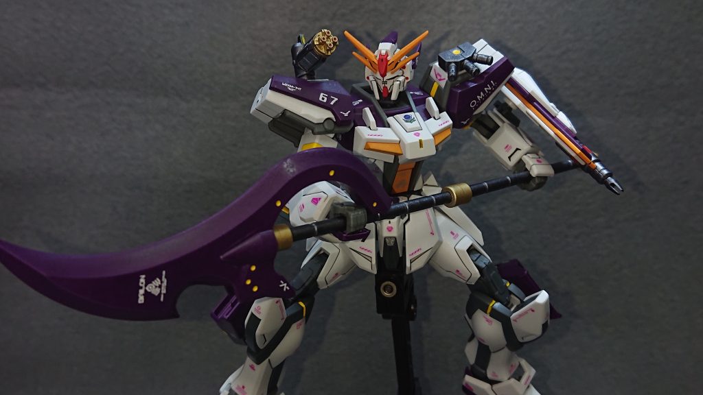 ストライク単体でのメインウエポンは、30MFのクラスアップアーマー(ローザンウォーリア)のパーツと30MMの余りパーツを組み合わせて作ったオリジナルのランス“ローザンランス”です!最近はランス持ちのストライクが続いてますねw偏ってはいけないと思いつつも心がロマンを求めてしまう…僕の悪い癖wこのストライクは脚部に増設されたスラスターの推進力を利用した突撃戦法を得意とします✨近接戦に特化した為、中近距離の砲撃戦に弱いのでそこをサポートメカであるガンバレルストライカーに助けてもらう感じです💡