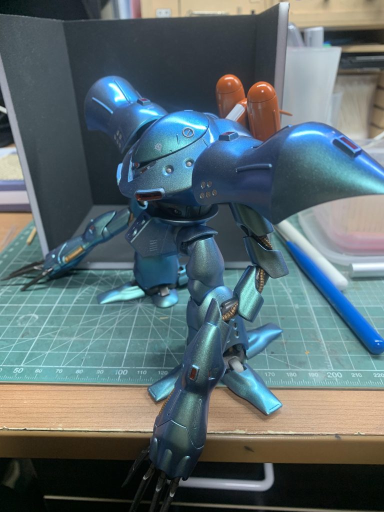 撮影用のブースに入らない。何せこのブースガンダムアーティファクト用。その上ハイゴッグは横にデカい!