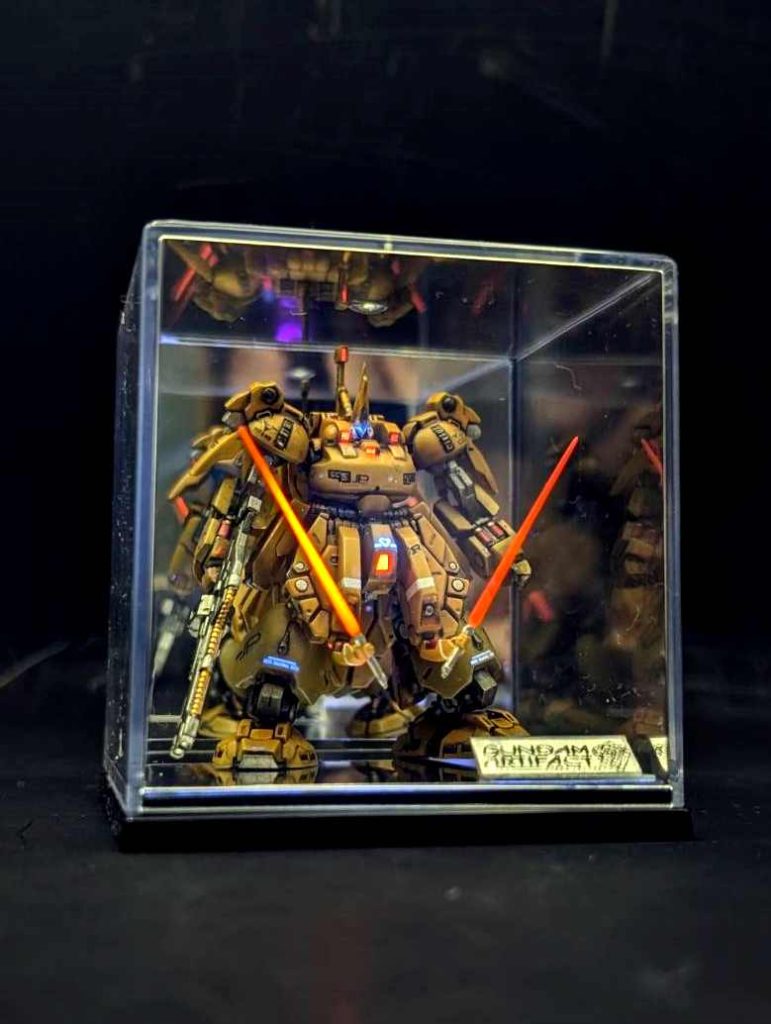 ケースはダイソーのコレクションケースにキャンドゥで買ったミラーシートを貼り付け、デカール作る時にアーティファクトのロゴも刷っていたのであまりのミラーシートに貼ってプレート風にしてみました