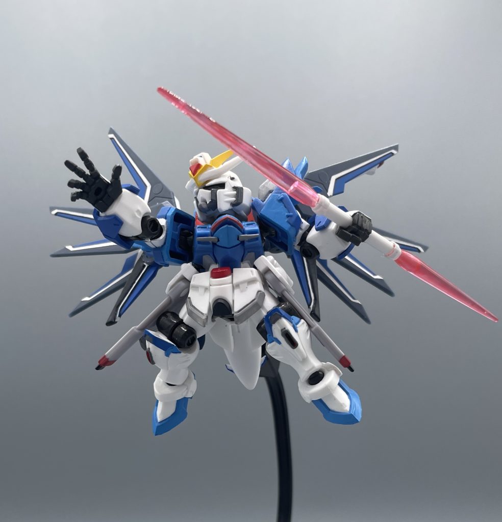 ハルバード形態 もとのフェイス部分は、”ひさし” が深すぎて、目つきがキツイ印象でした。ひさしをデザインナイフで少し削って、表情が明るく見えるように調整しました。 凶悪な面構えだったのが、多少ヒロイックなフェイスマスクになったと思います。個人的には、非常に気に入っています。