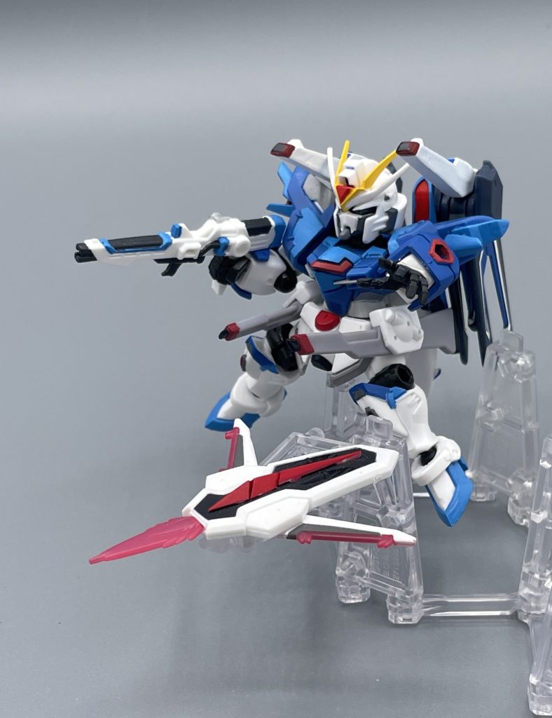 フルバースト!! ライジングフリーダムの必殺技ですね。残念ながらハイマット・フルバーストは出来ませんが、サイズと価格を考えたら十分ですし、正直これでもカプセルトイとしては”やり過ぎ” な位だと思います(^^;笑 アグニ砲は、肉抜きが凄かった為、パテで埋めました。これだけで、見栄えがグッと良くなります。