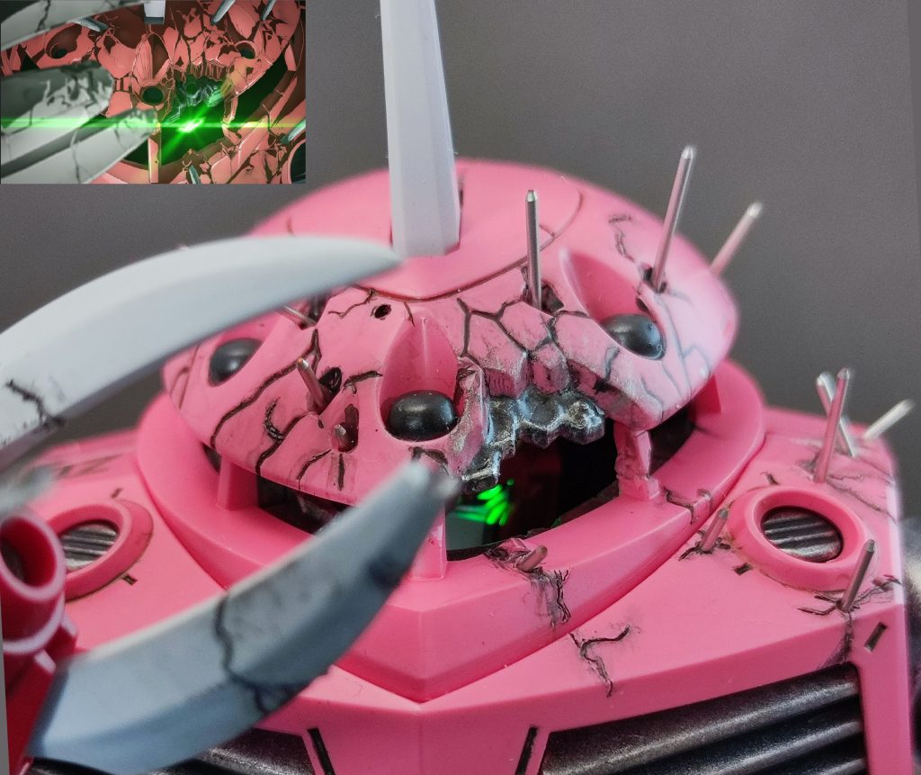 ズゴックはガンダムタイプより太っちょで基盤周りを入れる加工も容易そうだったため、折角なので初電飾にも挑戦してみました。ビットトレードワンのリードLEDとライトエンハンスメントフィルムを使用しています。 クリアパーツの目が必要だったので、頭部はパチ組で止まってた隠者弐式のものと差し替えました。画角か演出か、映画では隠者の目は左しか見えてなかったので、あえて右目は付属のシールとし・・・たかったのですが、シールの切り出しと貼り付けミスったので両目共に光ります😑一応、穴の位置と向きは左目側にしたので左目の方が目立つようにはなってます。また、取説ではダメージヘッド時はモノアイレールを外す事になっていますが、ハリセンボン状態とはいえモノアイレール全てが忽然と消えるのはおかしいので、パーツを割ってモノアイレールの一部は下の胴体フレームに接着しました。ダメージヘッドの穴はΦ0.6のワイヤーに対してデカすぎたので、裏に同色ランナーを接着してから再度穴あけしました。