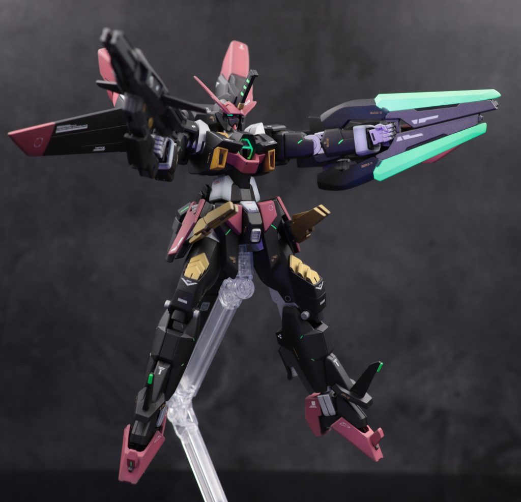 両手で2丁持ちしたり、連結させてツインライフルといった運用も可能です。