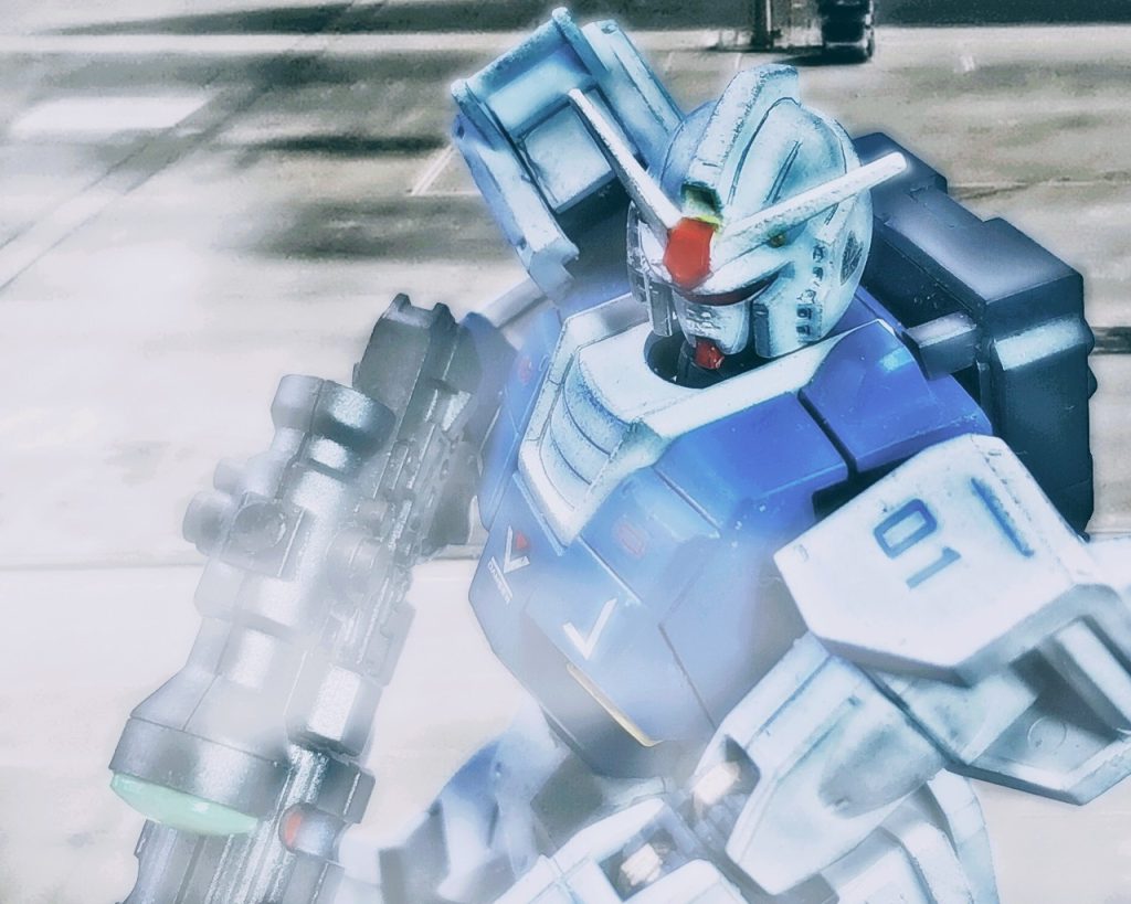 「エネルギー残量38%、最大出力で一発がいいところかっ…!」ライラ・ミラ・ライラは試作大型ビームライフルと機体をリンクさせると調整を急いだ。この大型ビームライフルはMSの全高に匹敵する長物であり、威力、射程においては、長距離支援機であるガンタンクにも引けを取らない携行重火器であった。しかし、それ故に通常のスペックであるジムでは出力不足や冷却が追いつかなかったり、反動に耐えられない等、使い手を選ぶ武装でもある。「ルース、聞こえるかいっ?」ライラはルースに通信する。「………」返答がなく、少しの間が空く。ライラは調整を続けつつ、まさかと思いもう一度先程より大きな声で呼びかける。「ルース!!返事をしなっ!?」「……あぁ、こちらルースだ」ルースは無事であったが、その声は何処となくたどたどしかった。「どうした!?」「…いや、ヤツの動きがおかしい…」「どういう事だい?」「上手くは言えんが……、っフォルド来るぞ!!動けっっ!!!!」すると無線は一旦途切れる。ライラは何が起きたか分からなかった。