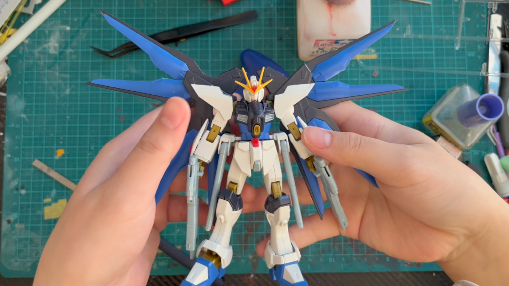 これは素組の状態腰にビームサーベルを付けていない分なんかかっこよく見える