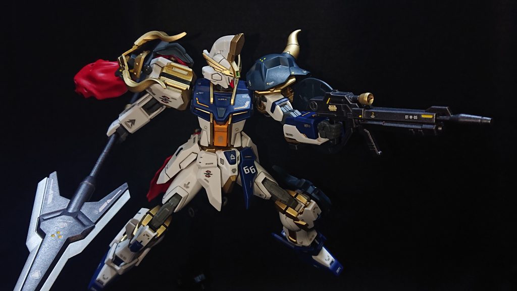 中距離戦用にストライクのビームライフルを持たせていますしかしこの選択は槍騎士というモチーフに対して少し解釈違いだったかもしれません💦実弾系の武装ならもう少し説得力もあったのかも知れませんが、世界観に対する詰めの甘さが出てしまいましたw全体のデザインとしては格好良いので問題ないんですけどねw今後、気を付けなければいけない課題です!w