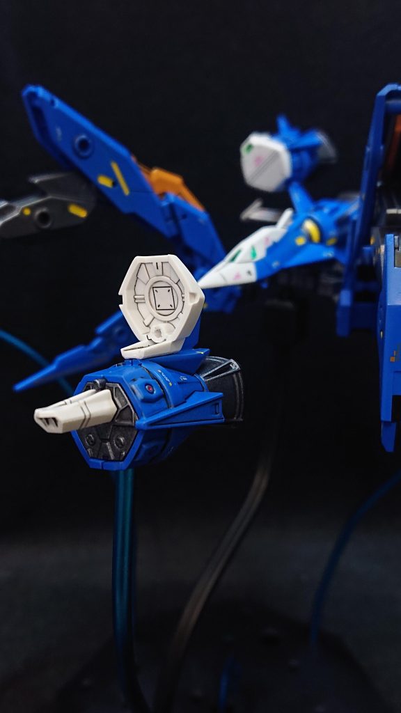 機体カラーは元々のガンバレルストライカーのイメージから離しつつ、爽やかな空みたいな感じを出したかったのでブリリアントブルーで塗装してみました💡制作当初は2色の青を使って情報量を増やすことも考えていたのですが、合体後の配色を考えると少しイマイチかなと思いこの配色に落ち着きました!今後、ガンバレルストライカーを塗装する機会があればもう少し色の情報量を増やしてみたい気持ちもありますねw