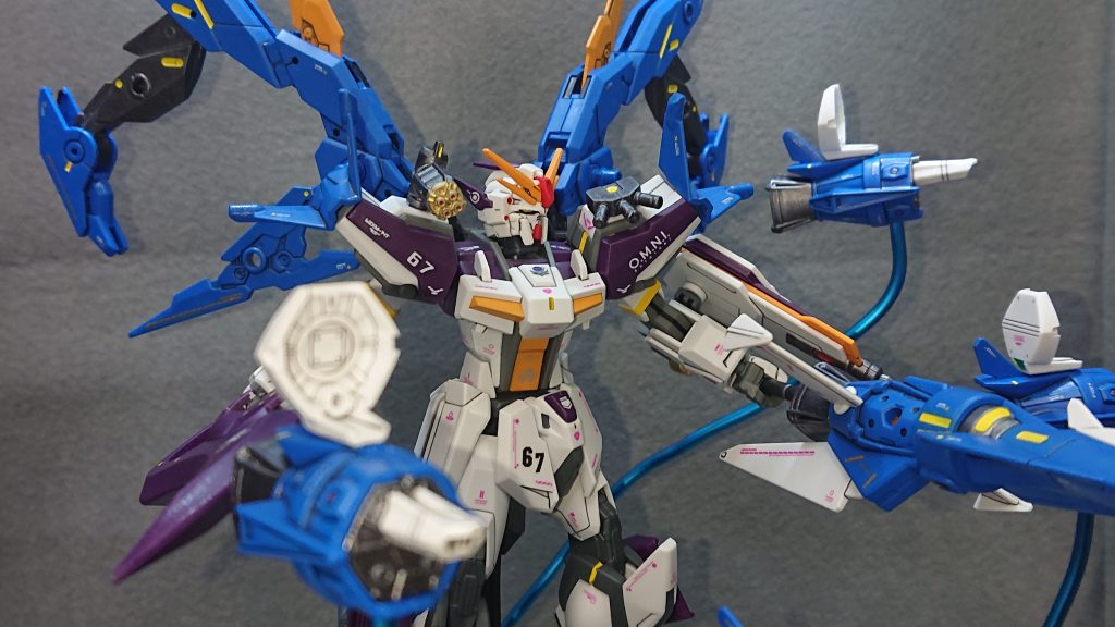 サブウエポンとして右肩に小型のガトリングポッドが装備されており、主に牽制やかく乱としての役割を担っています!ガトリングを撒き散らしながら距離を詰めてズバッといく感じをイメージしています💡左肩には小型の3連装ミサイルがあり、煙幕や照明弾のような特殊な弾を装備させたいと考えています!主に撤退時や合体時に敵の隙を作る感じですねw