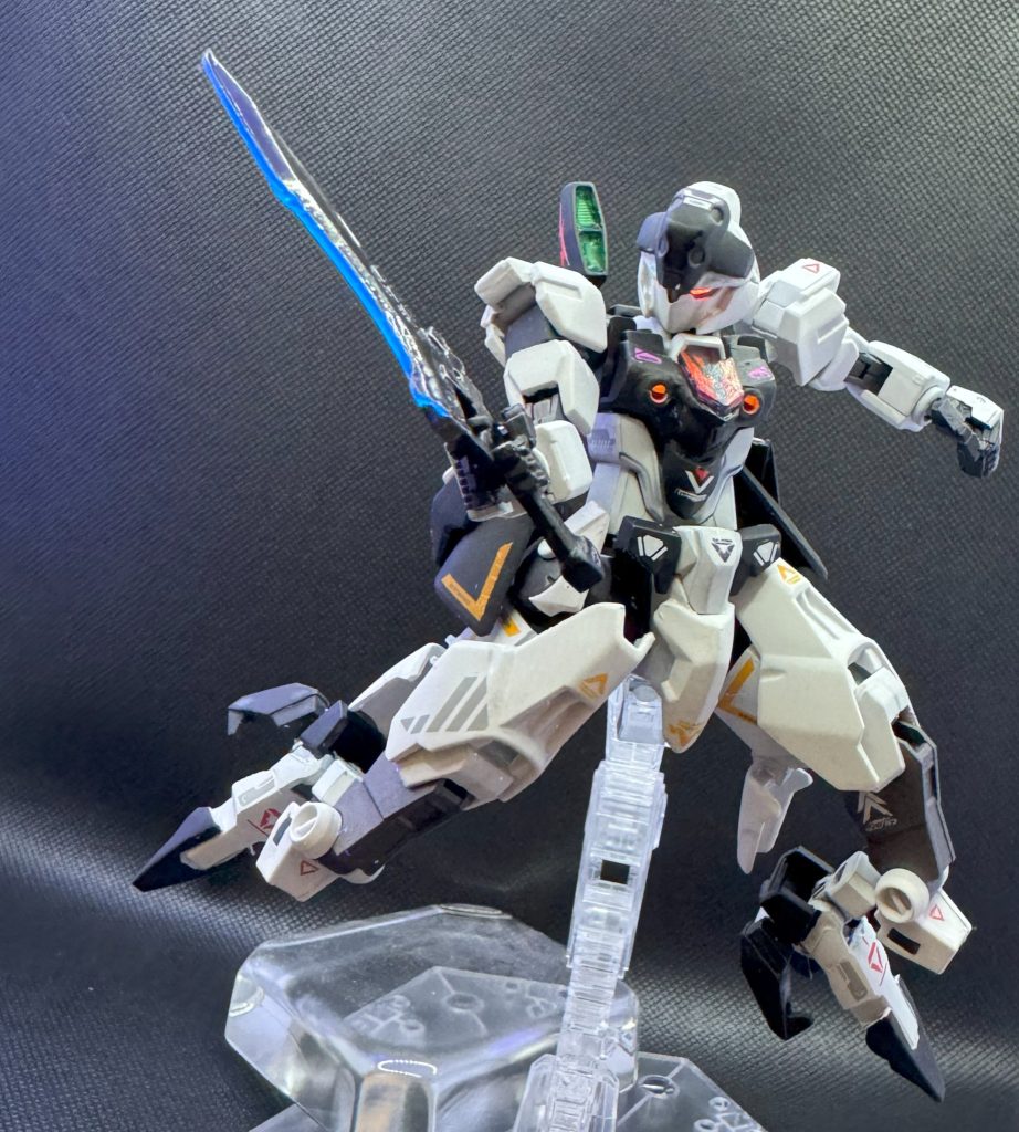 最後に 実際の作成工程等を 下記します。 【作成材料/工程】 今回のベースは『HG コアガンダムⅡ(G-3カラー)』と『HG ガンダムルブリス』です。そして 上記以外で 使用した他のパーツと、その該当箇所としては下記となります。→ 頭部:『HG ジェスタ』のヘッドギアを 加工し ミキシング、また フェイスガード装着用に ネオジム磁石を 内蔵→ フェイスガード:『HG ジムⅢ』の 頭部パーツを 加工、また 取付用に ネオジム磁石を 内蔵→ 手部:ビルダーパーツの MSハンド03を 使用→ 脚部:『HG ベギルベウ』の 脚部パーツを 加工し ミキシング→ バックパック:『HG デスサイズ』の バックパックと ビルダーパーツの MSスパイク02を 加工し ミキシング→ サイドアーマー:『RG ザクⅡ』と『HG ネプテイトユニット』の サイドアーマーを 加工し ミキシング→ 武装①:『HG ガンダムF91』の ヴェスバーをベースに『カスタマイズマテリアル(パイプパーツ/マルチジョイント)』と ビルダーパーツの MSバーニア02を 加工し ミキシング、また 取付用に ネオジム磁石を 内蔵→ 武装②:『HG ガンダムエアリアル』の ガンビットへ 取付用に ネオジム磁石を 内蔵→ 武装③:『MG ガンダムアストレイ ブルーフレームセカンドリバイ』の アーマーシュナイダーへ 取付用に ネオジム磁石を 内蔵 上記以外は 全て プラ板や パテで 加工/作成しました。