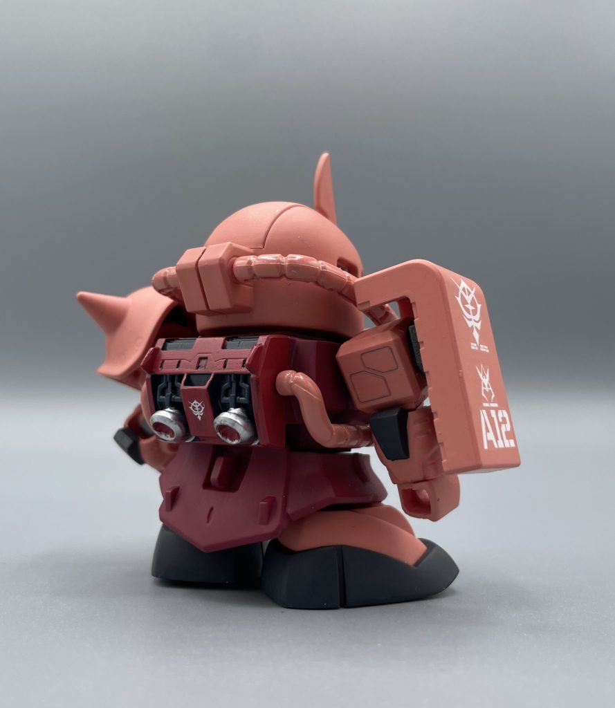 リア・ビュー 高機動なS型という訳で、スラスターを金属色で強調してみました。全体的に、デカールは控えめを意識しましたが、シールドには情報を詰め込んでいます。