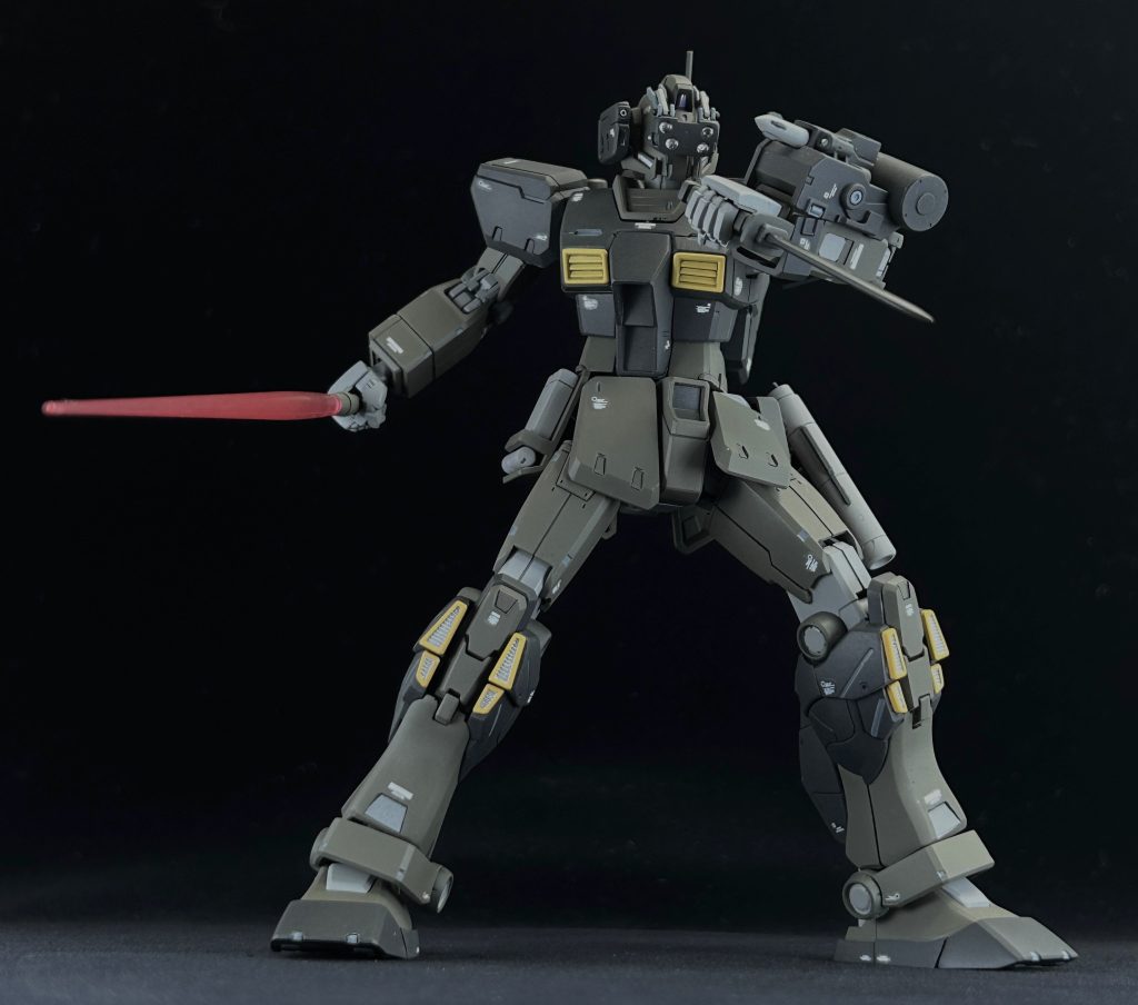 左腕のショット・アンカーはHGUC ブラックライダーから、ヒート・ナイフはHGUC ジム・スパルタンから借用しました。また、腰部のグレネードランチャーもプラパイプなどでフルスクラッチしています。当然ですがこちらも手持ち可能です。