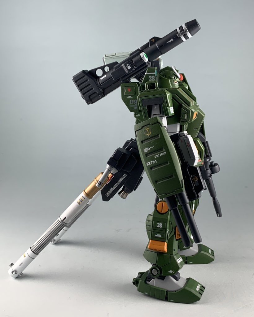 キットを組んだ時に武器のボリュームが足りない感じがあったので、それぞれ大きくしています。肩のキャノンはビルダーズパーツとアメイジングレッドウォーリアのバズーカを組合せています。右腕のビームライフルは基部をビルダーズパーツ、砲身をジャンクパーツから持ってきました。シールドはガンダムエースの付録のやつです。