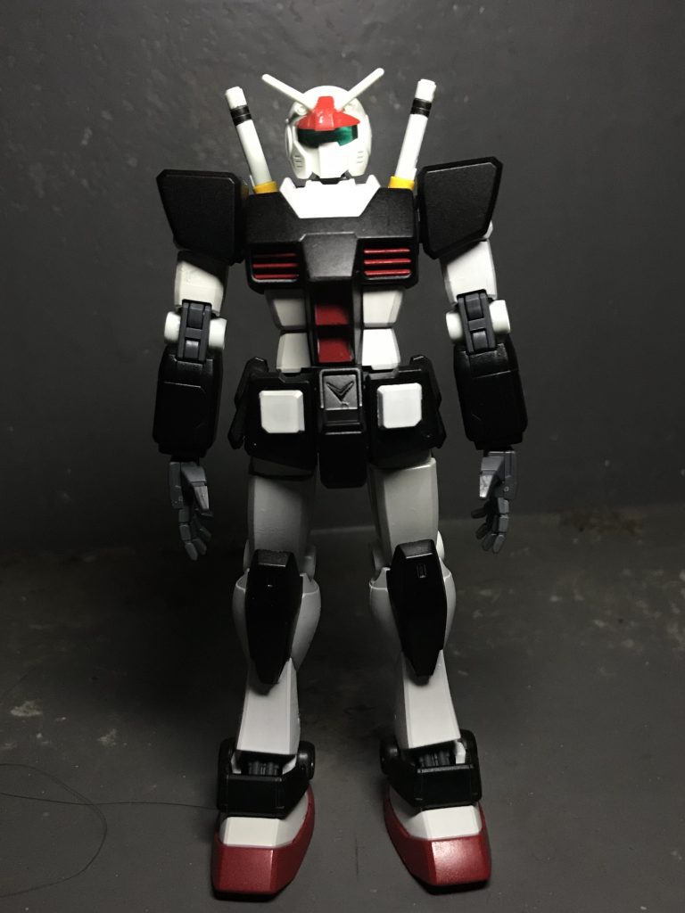 おそらくオマージュ元だと思われるプロトタイプガンダムはふくらはぎも黒なのですが、パンフレットの設定画では膝装甲のみ黒いカラーリングだったので、それを参考にしました。