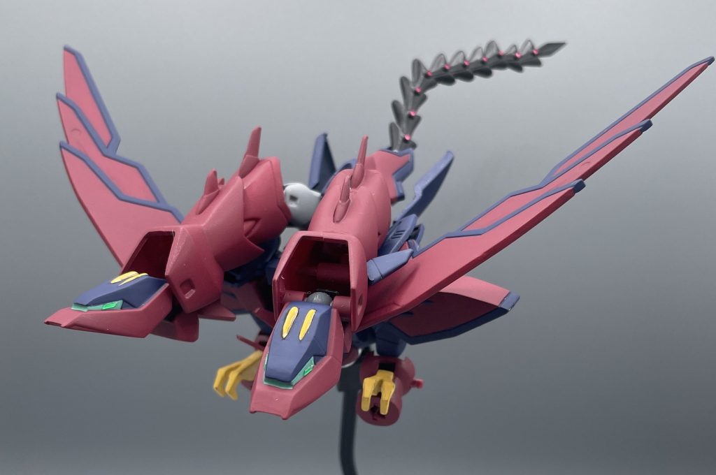 双竜!?ワイバーン!? MA形態!! エピオンは、宇宙巡行用にMA形態に変形することも可能です。ヒートロッドは、この形態でこそ最も上手く機能するとかどっかで読んだ気がします。 黄色い「エピオンクロ―」は、ランディングギアとしての機能の他、敵機を切り裂くことも可能です。ただし、劇中では用いられませんでした(笑)