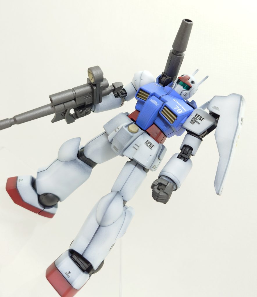 スリッパパーツは1パーツなのでマスキングで塗り分けています。少しはみ出しましたが、ご愛嬌です(gundam-kao5)