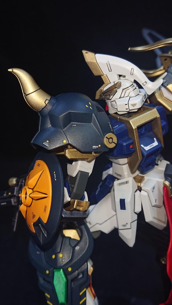 本機1番の改造ポイントは、左肩の追加アーマーです!仮組投稿時に写真を載せてみたのですが、ストライクの肩部アーマーがあると追加のアーマーで挟み込めなかったので肩部アーマーは撤去しましたw追加アーマーの背面部には丁度良く3mmのジョイント穴があったので、そこの穴と合うようにストライクの肩フレームにも3mmの穴を開けてジョイントパーツで繋げています💡背面部の穴には詰め物をしてワンポイントのデザインを入れてみました!左右非対称な肩部アーマーが騎士らしくて格好良いですよね✨