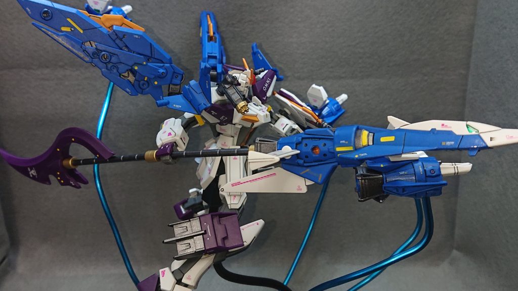 合体時のメインウエポンは、ガンバレルストライカーの本体とローザンランスが合体した“ガンバランス”になります💡バックパックとして使用されることがメインであるこのストライカーを敢えて武器に転用する、この意表を突いた合体が今回やりたかったことになりますw“武器じゃないモノを武器として使用する”この感覚に戦隊モノの合体感があると自分は考えていますw基本的には1本の長いガンバランスとして使用しますが、戦況に応じて2本に分割しショートランスとして使用することも可能です💡切り裂くことに特化した“ショートローザンランス”と1点突破型の“ショートガンバランス”を駆使して戦います✨