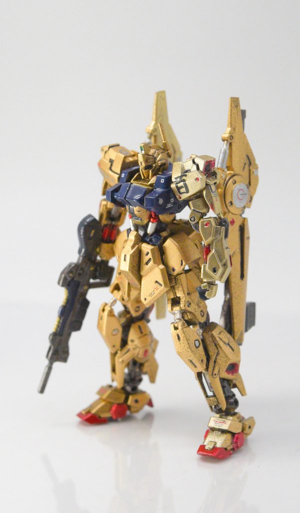 流れは膝や肩、ライフルなどの一部合わせ目消し→白サフ→光沢ブラック→クレオススーパーリッチゴールド→部分塗装→デカール少し→半光沢トップコートです。