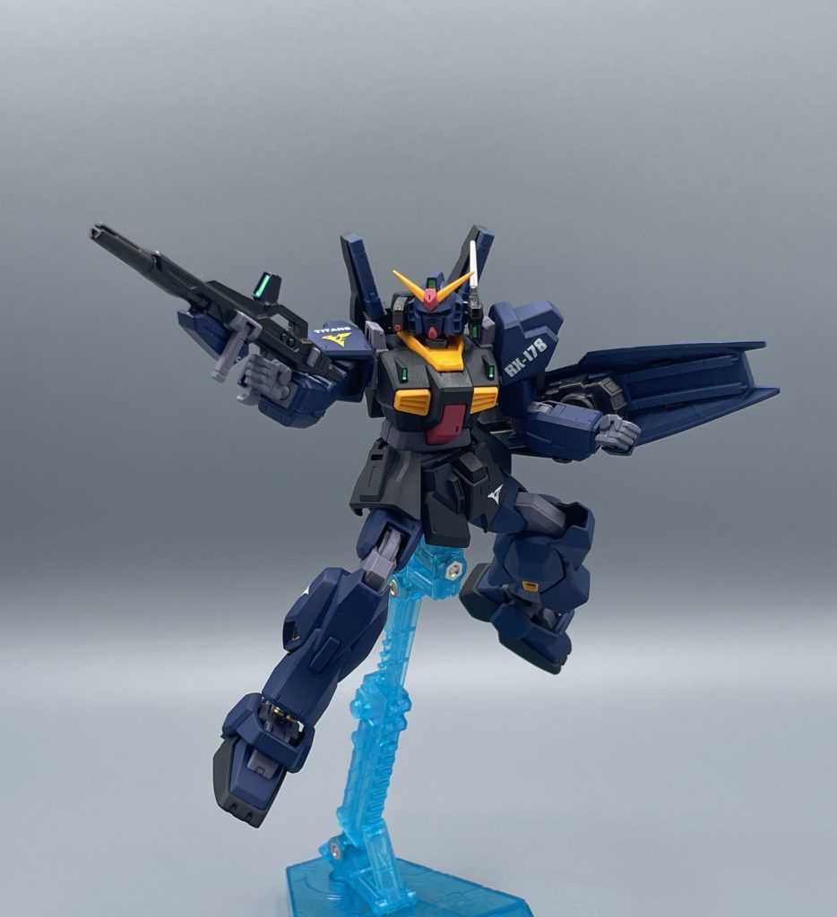 ビームライフル 本体からエネルギーをゲインしていたガンダムと異なり、エネルギーパック式になって、取り回しが向上しています。