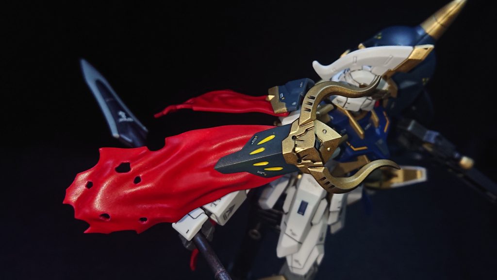 本機の推しポイントは、右肩やリアスカートに装備されたマントです!正直、このマントが使いたくて騎士風のストライクを作ったまでありますwマントのカラーリングは最初から赤と決めていたので、この色に合わせて全体の機体カラーを決めました💡なかなか良い感じに仕上げられたのではないかと満足しています✨マント欲しさにもう1セット購入しても良いかもと考えていますw