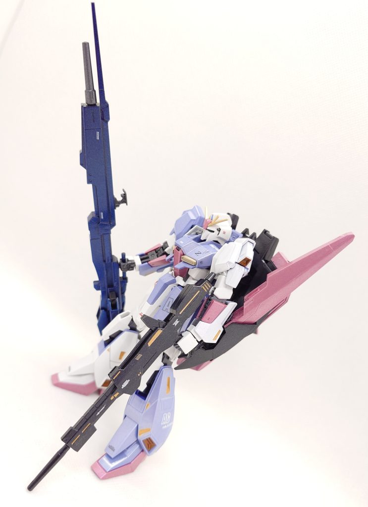 HGUC Zガンダム（リバイヴ版）を全塗装で製作しました。大きな塗分けはマスキングを使用して、細かな部分は筆塗で塗り分けています。明確に色を変えた部分もありますが、あまり不自然な感じにならなかったことが幸いでした。