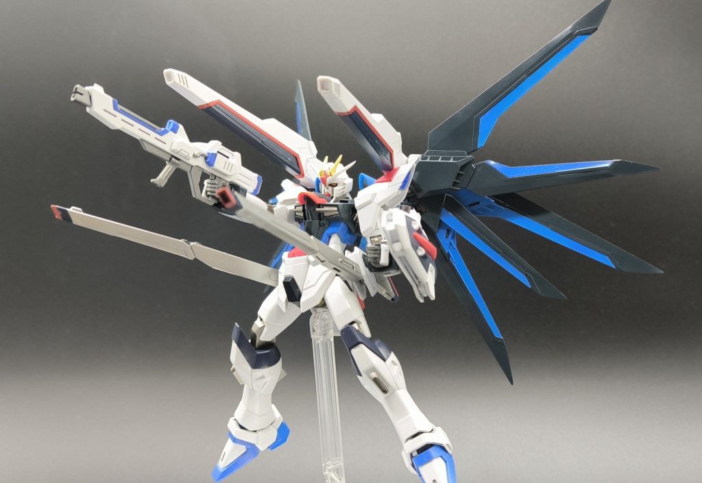 バラエーナとクスィフィアスのサイドアーマーはそのままだとつかなかったので、接続部のパーツをカットと接着で加工してます。