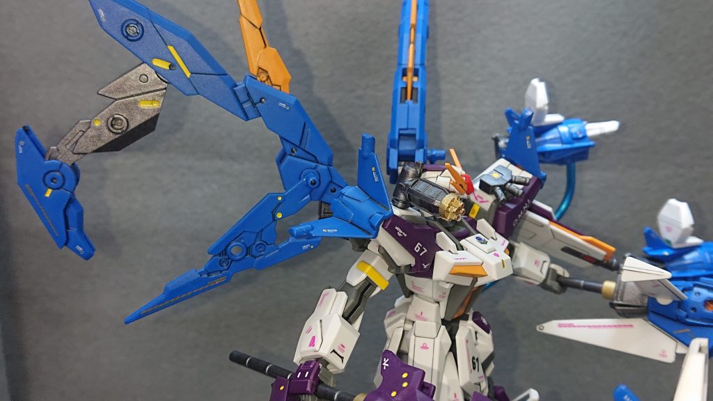 ガンバレルストライカーの他のパーツの合体先ですが、ガンバレルユニットとそれをマウントする軸パーツはストライクの両肩に合体します💡これによって中近距離の砲撃戦でも後れを取ることはありませんし、複数の敵を一度に相手取ったり、斬り合っている時に死角から一撃を入れることも可能になります!ガンバレルユニットは100均のアルミ自在ワイヤーを使用して動きを付けみました✨ガンバレルストライカーの大型クローはストライクのバックパックとして使用されます💡合体後はクローとしてではなくウイングユニットとして使用されるので飛行能力がプラスされ機動力がアップします!