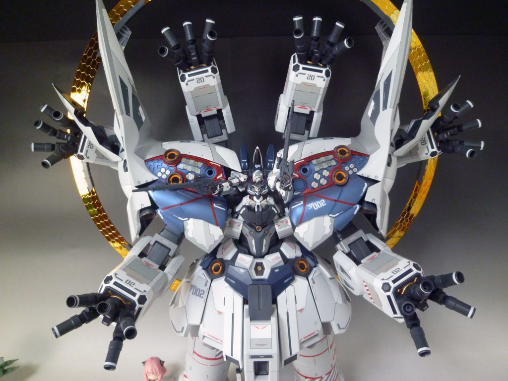 殆ど動きの無い機体ですが、ハンドパーツを改造するだけで一気に躍動感が出ますからオススメの改造ポイントです。