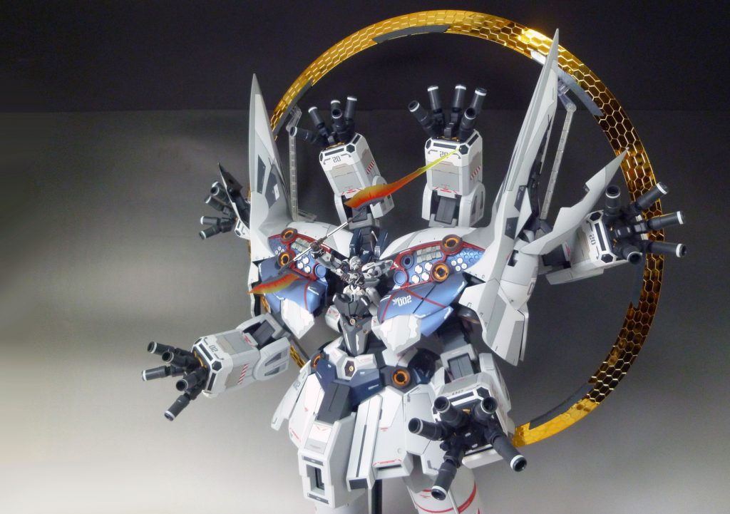 大型ビームアックスをネオジオングにドッキングした状態で振り回すの、やってみたかったんです(iori_sei)カッコイイんですよこれが(gundam-kao3)でも実際は、こんなトコで振り回せないですよね…危なくて。