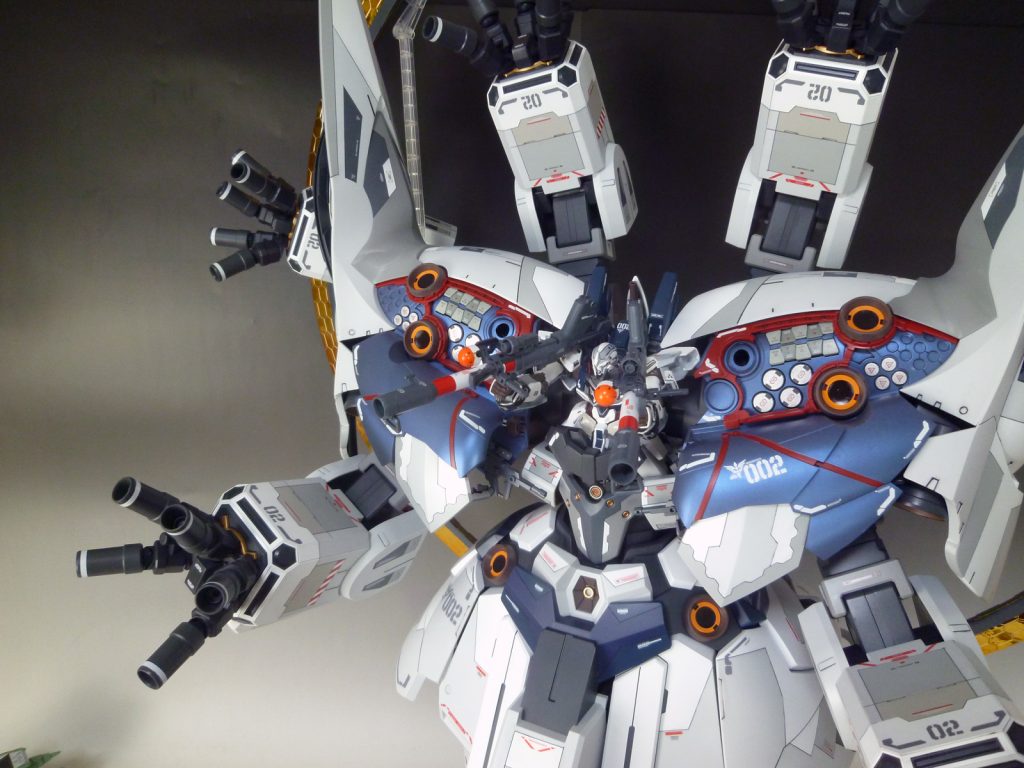 しかも武器収納部を、カバーを半開きにしてチョイ見せ出来る様になってる所も、バンダイのイキな遊び心で楽しかったです。