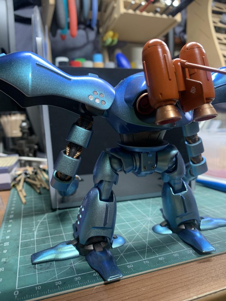 背負ってるタンクの色どうするかアホほど迷って結局普通の色にしました。本体メタリックの時、こういう付属品の色みんなどうしてるんやろ?