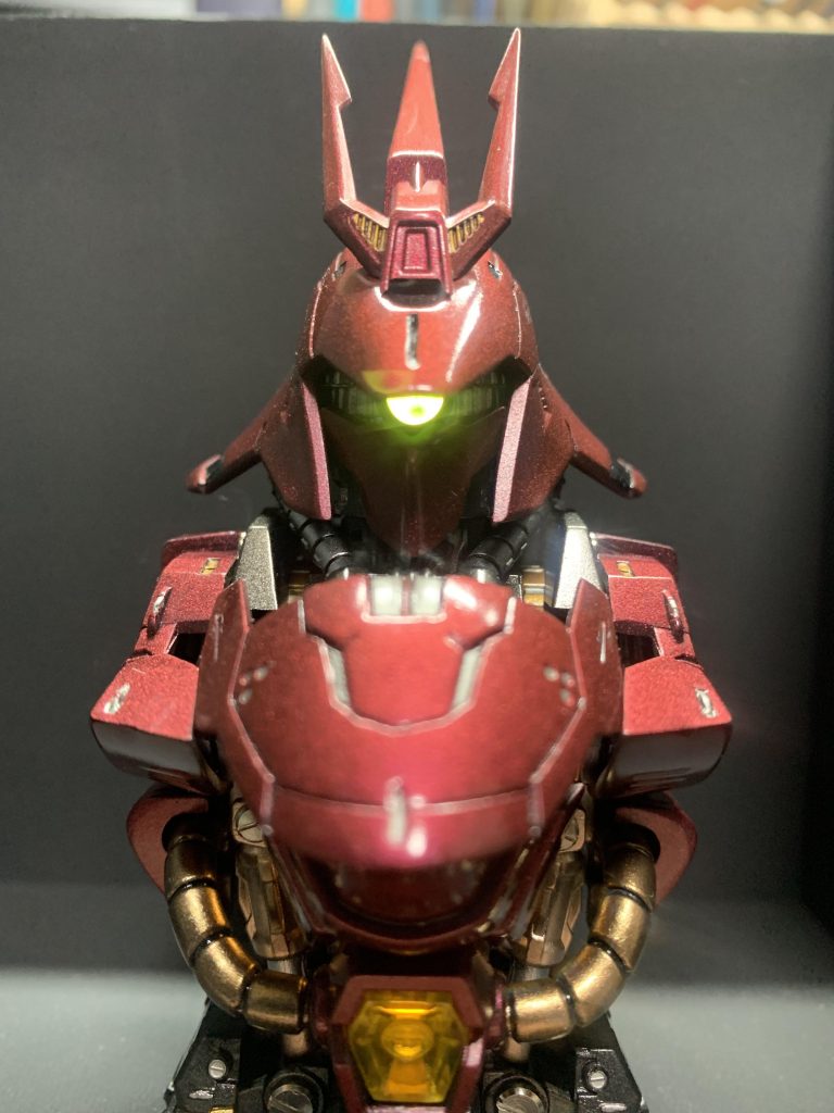 モノアイ点灯。というかモノアイ光らせるために正面以外遮光したら光らせないとモノアイの存在感0に。加工無しだと光らせるのに分解しなきゃならんのでこのあたり何かしら改造した方がいいかも。