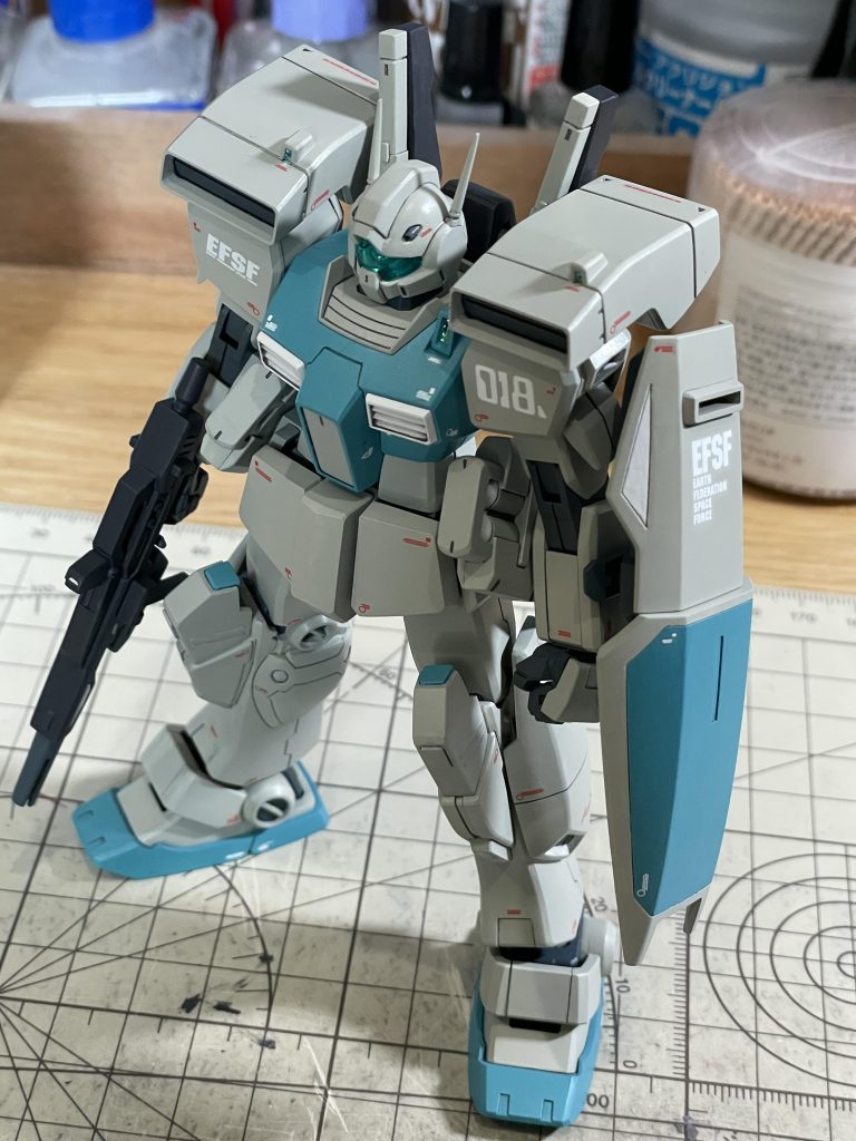 塗装は水性ホビーカラー筆塗りです。本体色:ガルグレー胴体等:ディアクティブホワイト+色ノ源シアン+色ノ源イエローホワイト部:ディアクティブホワイト関節、フレーム:ジャーマングレー/グラウビームライフル、バックパック:ファントムグレーバーニア:Mr.メタリックカラーダークアイアンスミ入れはMr.ウェザリングカラーのマルチグレー、マルチブラック、シェイドブラウンを使ってます。最後に水性プレミアムトップコートつや消しを吹いてます。