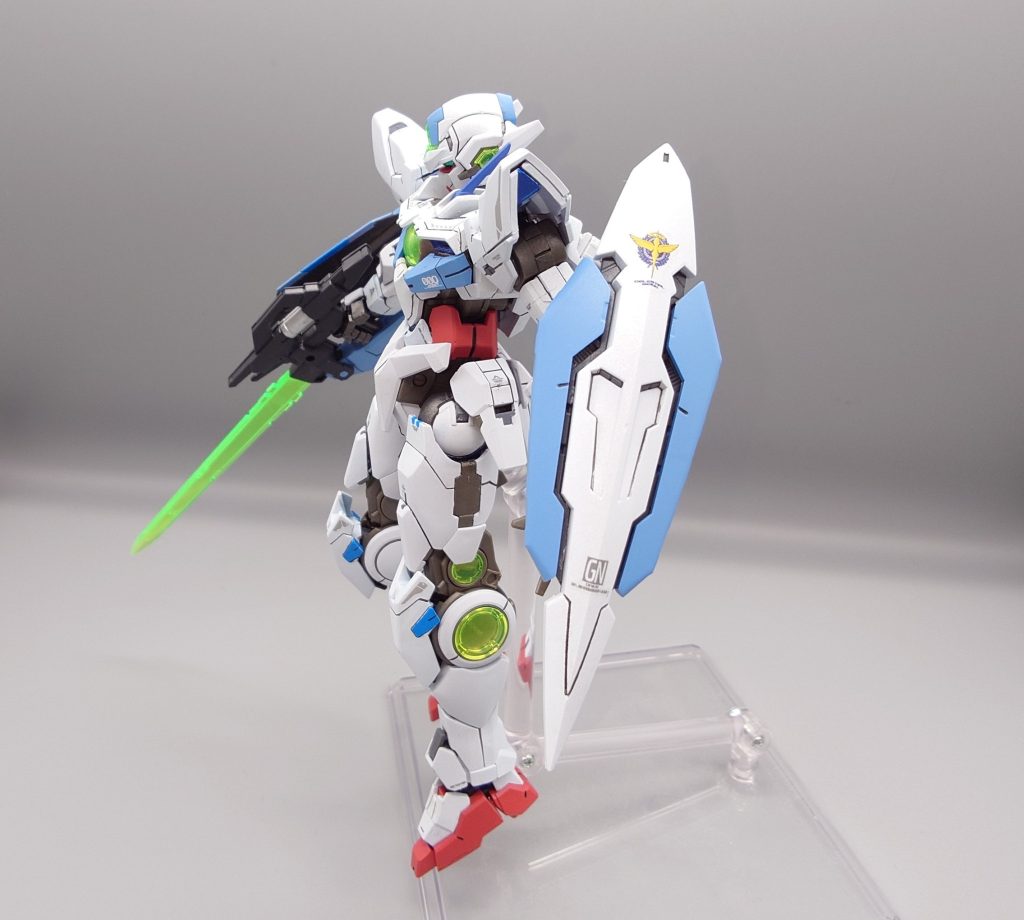 武装 GNシールドシールドはエクシアのものをそのまま使用しました。両手にシールドを装備しているのでけっこう防御力は高そう。写真とってないけどビームサーベルもあります。