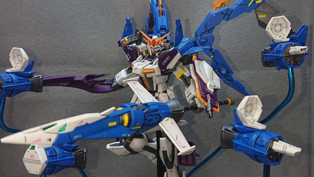 今回のお気に入りポイントは“合体機構”と“カラーリング”です合体機構は今回特に工夫した点で、合体前と合体後でパーツの使用用途がなるべく変わるようにしてみました💡ストライカーが武器になったり、大型クローがバックパックになったりですねwガンダムらしくない合体が逆に個性的で良いかなと気に入っています✨カラーリングもストライクは“ラベンダー”で、ストライカーは“ブリリアントブルー”とメインカラーはハッキリと分けてみました!これも別々の色をしたマシンが合体して1つのロボットになる戦隊モノ特有の合体を意識してのことです💡初めての試みと言うこともあり全く違う色にした方が良いのか、それとも近しい色にした方が良いのか結構悩みましたねw自分としてはそんなに悪くない配色になったと思っているのですがどうでしょうか?皆様のご意見を聞かせていただけると嬉しいです✨      では、最後までご覧いただきありがとうございました