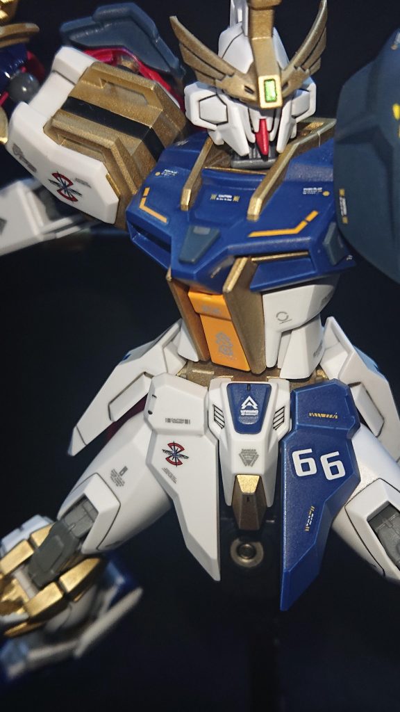 今回のお気に入りポイントは“全体のデザイン”と“新しい挑戦”です全体のデザインとしては当初の予定通りに騎士らしくまとめられたと思います💡特に右肩に赤いマント左肩に無骨なアーマー、この左右非対称なデザインの組み合わせにロマンを感じられてホントに気に入っていますwシールドや脚部の追加アーマーも機体の左側に寄せて、ブルーやネービーブルーといった重ためのカラーリングでまとめて重厚感を出しています!反対に右側には明るく軽やかなイメージを持ってもらいたかったのでホワイト部分を多く残しています💡騎士としての重厚感と戦場を軽やかに駆け抜ける疾走感を両立させられたデザインになったと満足しています✨多少この世界観にズレがある部分もありましたが、これは今後の課題として真摯に受け止めて次回に活かしたいと考えています! この機体での新しい挑戦は大きく2つあります1つ目は腹部のカラーリングです💡ストライクの赤い腹部パーツの所ですねこれまではカラー変更をする際に全体を1色で統一していたのですが、今回はホワイトとオレンジの2色に塗り分けてみました!最近、ホワイトを使うことに自信がついてきていますw腹部にホワイトを入れることでなんだか引き締まって見えるような気がして気に入っています✨2つ目は胸部のちょっとしたディテールアップです💡前々からこのディテールアップには興味があったのですが、失敗を恐れて踏ん切りがつかずにいました💦なので今回はお試しみたいな感じでMSGの角モールドⅡを3か所だけ貼り付けていますw大きく問題が無いようでしたら、修正を入れながら少しずつ増やしていきたいと考えています✨ では、最後までご覧いただきありがとうございました