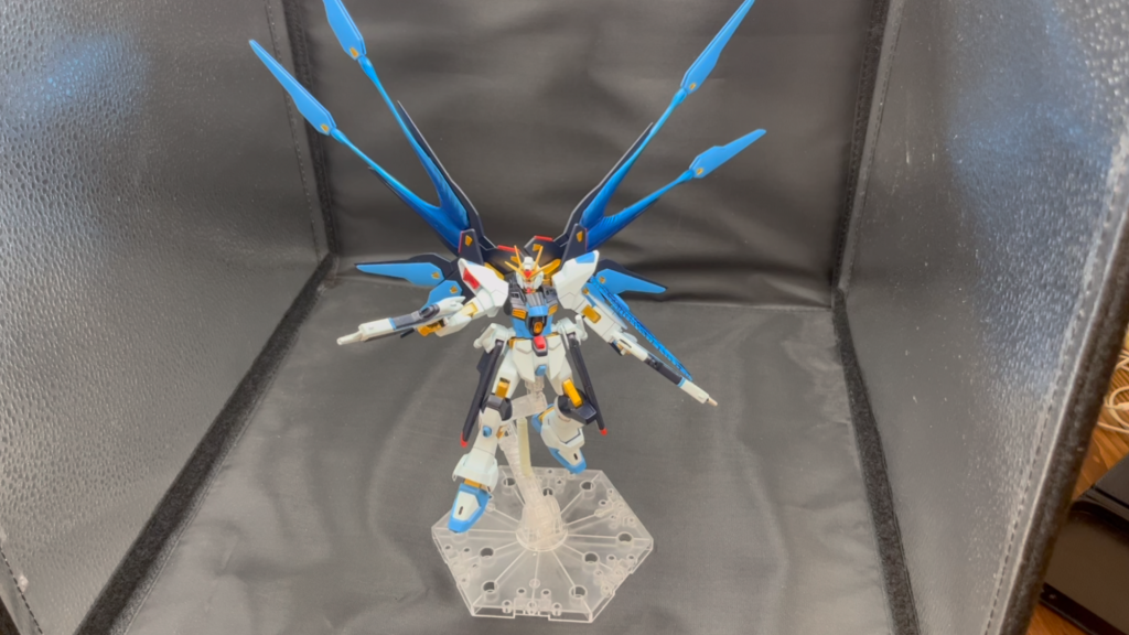 こんだけ離れて目を細めればかっこよく見えるかもしれないまあこんだけ酷評しましたが、作っている分には楽しかったしこれはこれで味のあるキットだなと思いました。というわけで最後までご覧いただきありがとうございました次回はジークアクス作ります