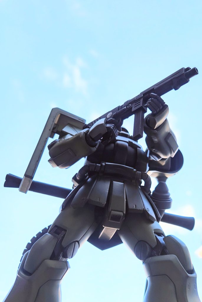 2025年3月9日ザクの日に、放置していたマシンガンとバズーカとシュツルムファウストを塗装しウェザリングとトップコートしました。見上げるザクの魅力たるや…