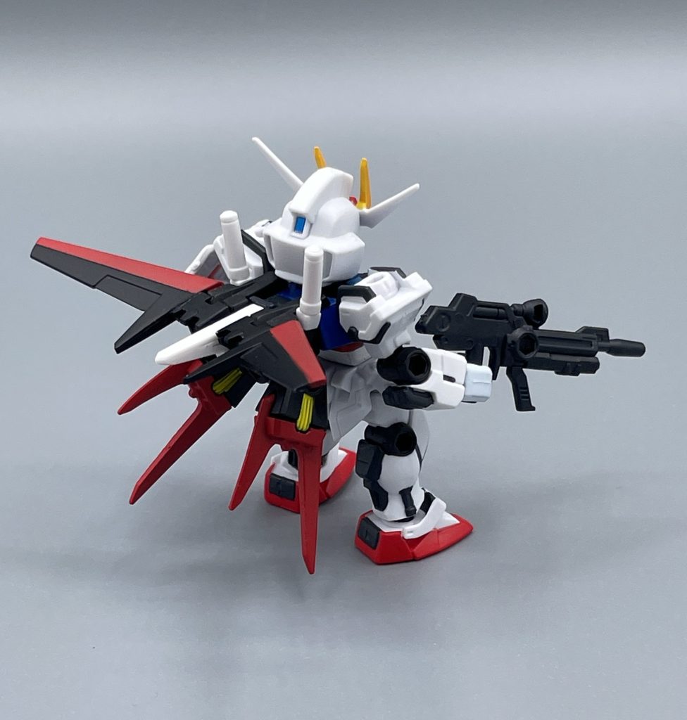 バックショット エールストライカーは、スカイグラスパーとセットで付属。エールストライクガンダムにするには1,000円必要になります。 エールストライカーの黄色は彩色されていない為、本体との差別化も兼ねてレモンイエローで塗っています。