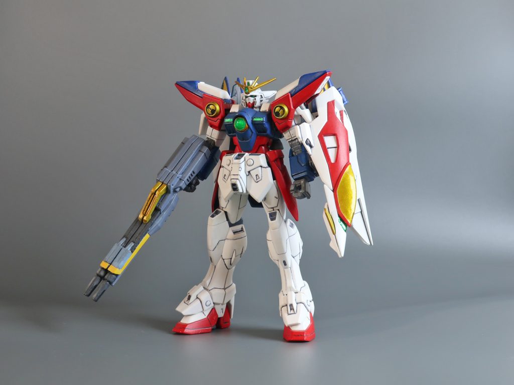 こちらはライフル修正前の状態、公式サイトの設定画や旧キットのカラーガイドを参考にミディアムブルー+ホワイト+レッド少量といった具合で塗装したもの。これはこれで悪くないですが…なにげに本機TV版ウイングゼロのツインバスターライフルはキットによってもカラーガイドが全てバラバラなので人によってイメージは異なるかもしれませんね。