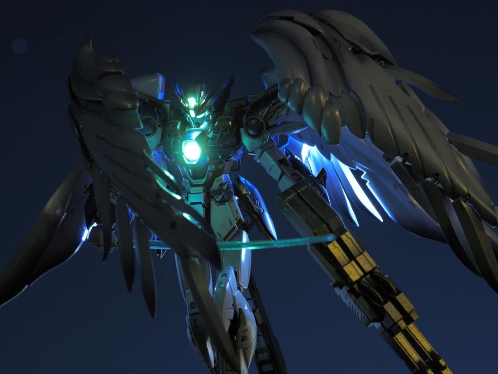 頭部、胸部に加えて、副翼にもLEDを仕込みました。副翼は、片側に3灯仕込んでますが、合わせ目消し、塗装後に仕込むのはかなり大変でした。。。青と白のLEDをつかったので、根本から先にかけて光の色が変わる仕様が気に入ってます。