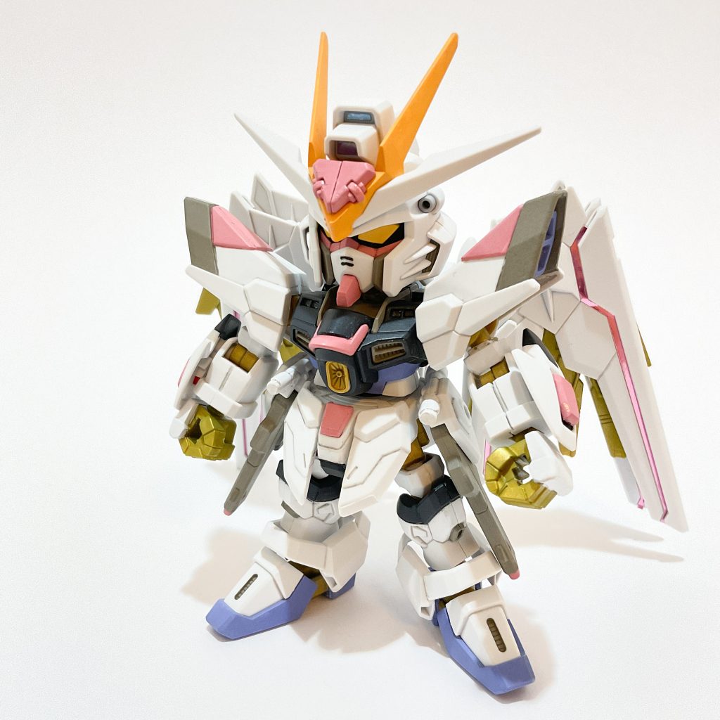 ピンクレッド・アースブルー・ウォームグレー・プロトタイプオレンジを使っています。ダークブルー部は水性ガンダムSEEDカラーのマイティーストライクフリーダムダークブルーにアッシュパープルを適当に加えています。最後にツヤ消しトップコートを吹いています。本体はCSフレームを仕込んでいます。