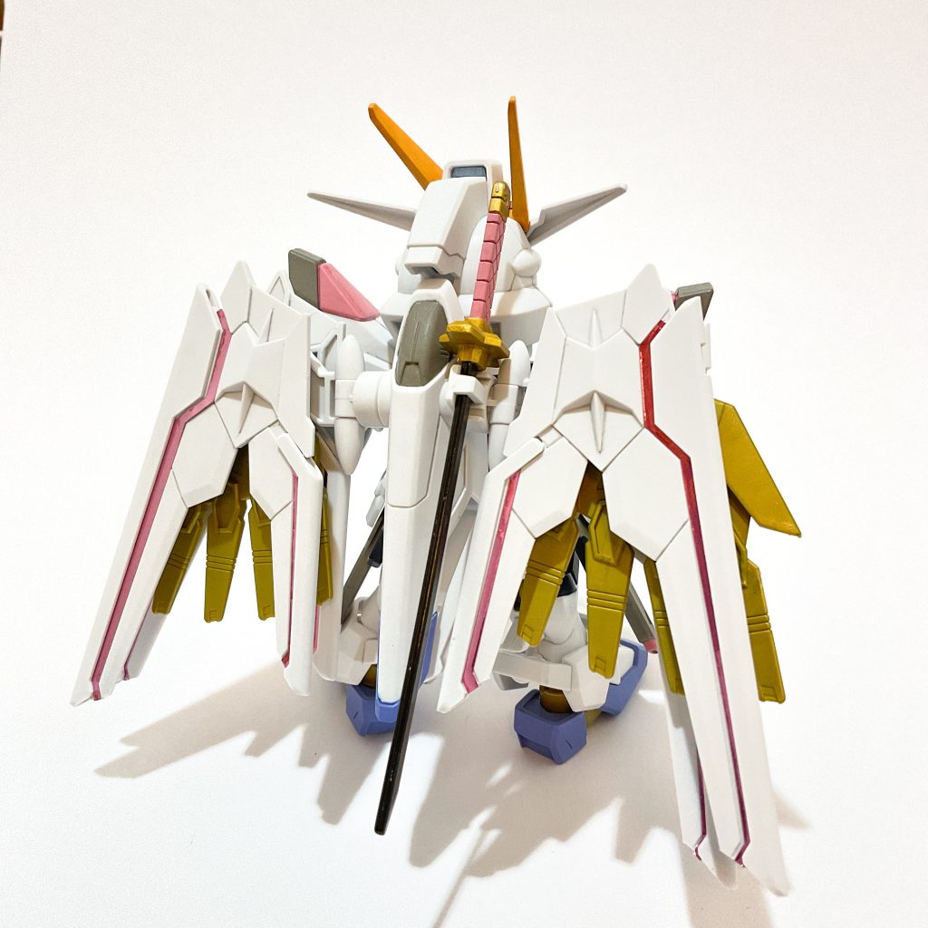 プラウドディフェンダーのピンクラインは付属のシールを使っています。フツノミタマはどう処理すればいいのかわからずメタルブラック(青鉄色)でベタ塗りしました。いいのかそれで。