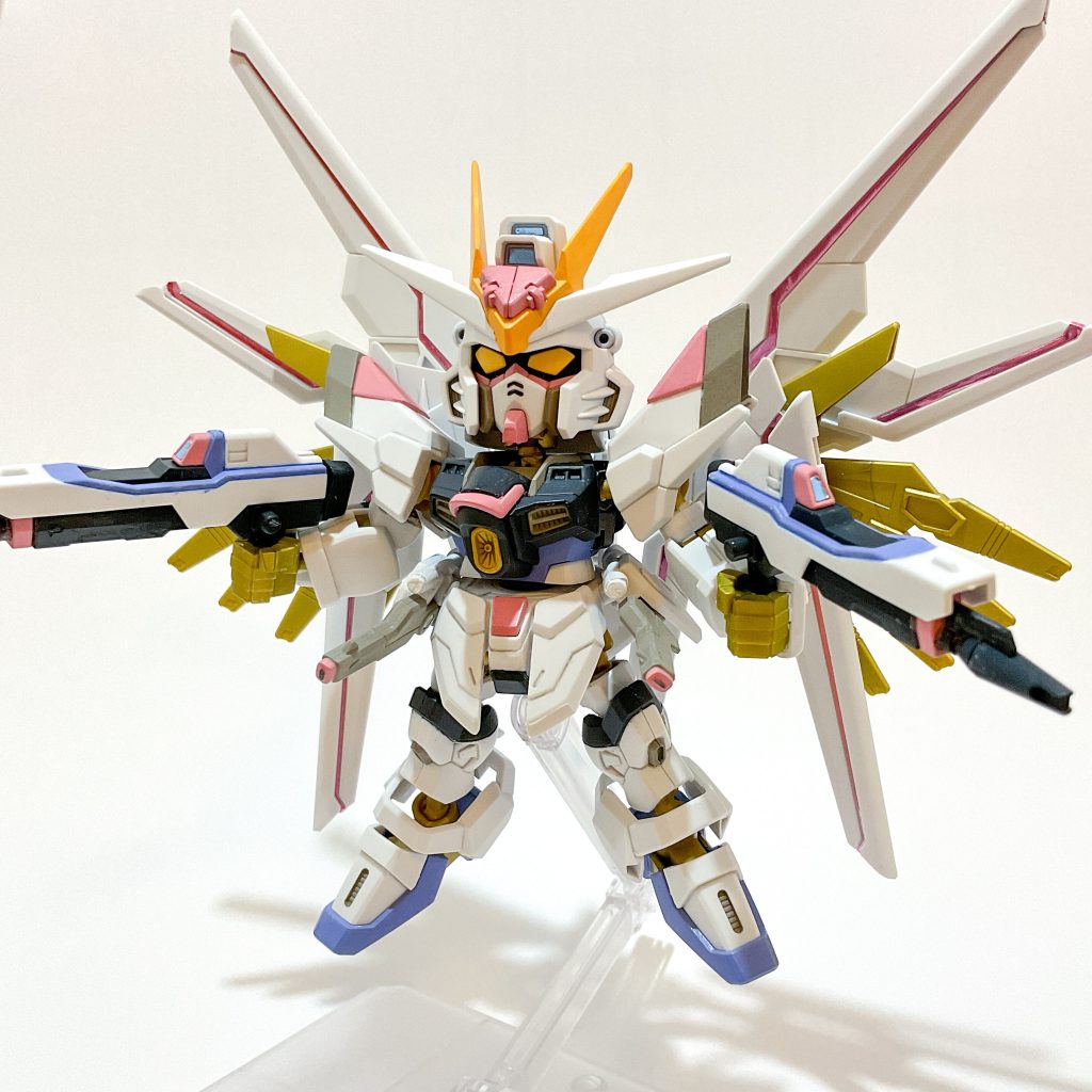 ピンクラインとセンサー系のみシールを使いましたが、SDなだけにほどほど量のパーツ分割しかされておらず塗り分けが大変でした。まぁ古いキットと比べたら全然マシなんですけどね。贅沢を言ってはいけません。