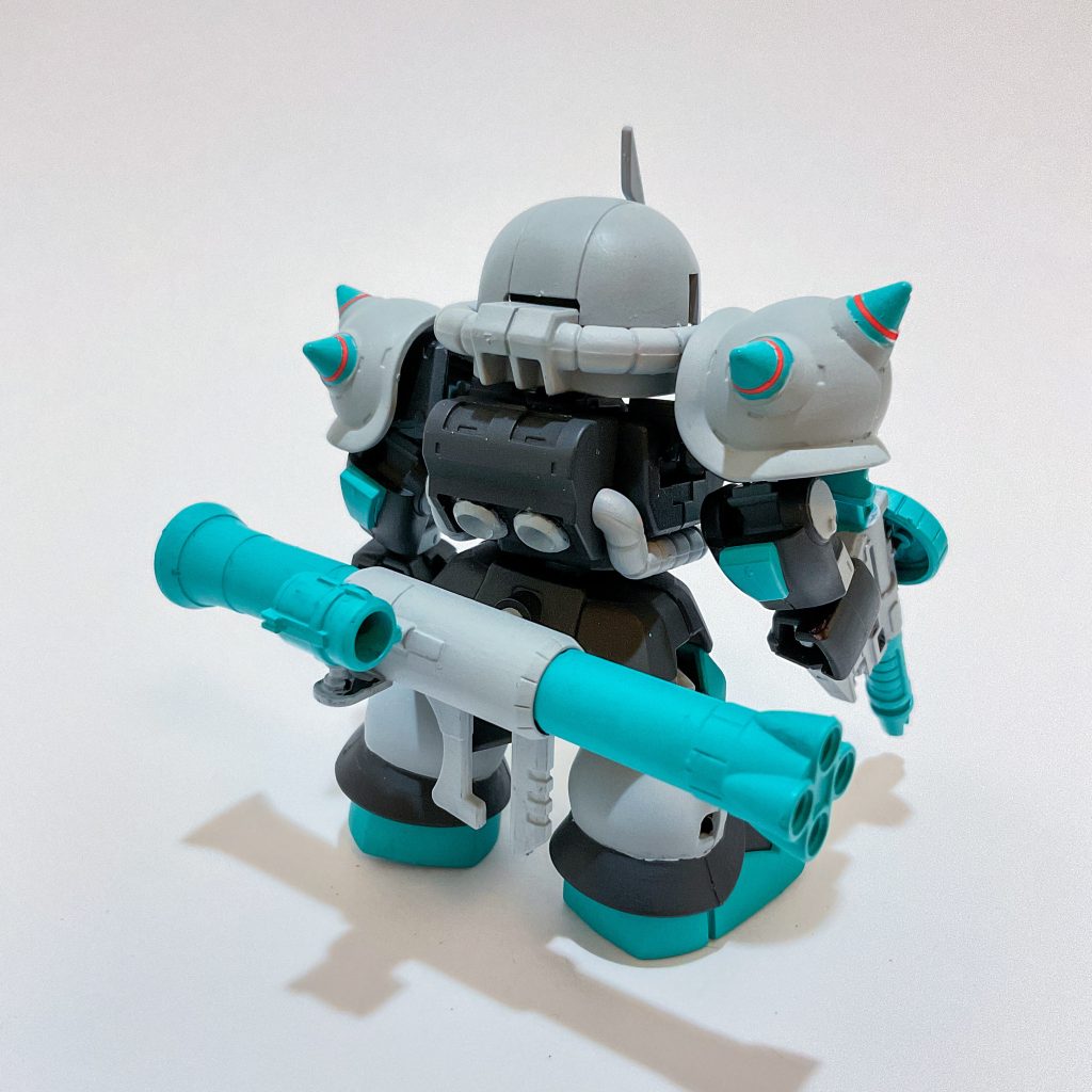 右肩もスパイクアーマーになったのは前回の投稿でシールドを流用してしまったことと落選という憂き目に合わせたバンダイに対する憎悪の念が具現化したものです。