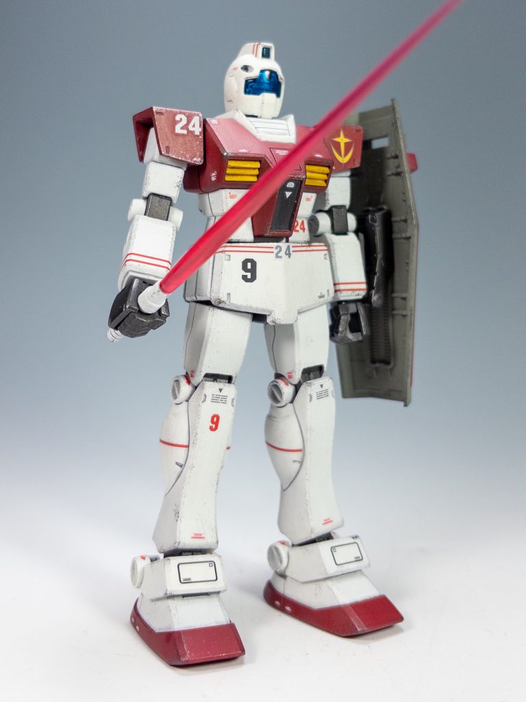 マーキング&アクション(笑)フロントビューです。HGとはいえ、時代を感じるプロポーションです(笑)やたら主張してくる数字マーキングや、矢印マーキングがノスタルジーを感じさせます。